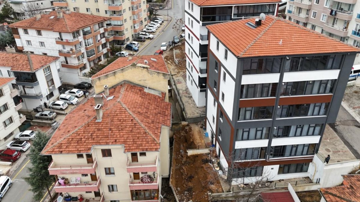 Ankara'da duvar yıkıldı: Beş bina güvenlik nedeniyle boşaltıldı