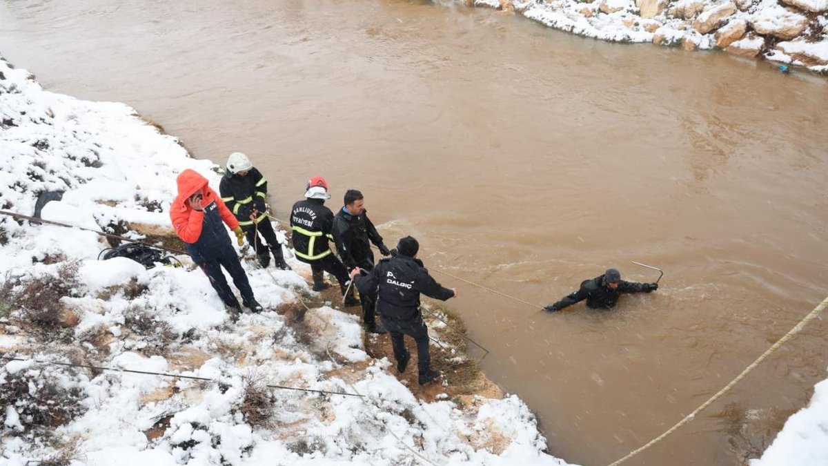 Şanlıurfa'da araç su kanalı içerisine girdi: Dört kişinin akıbeti belirsiz