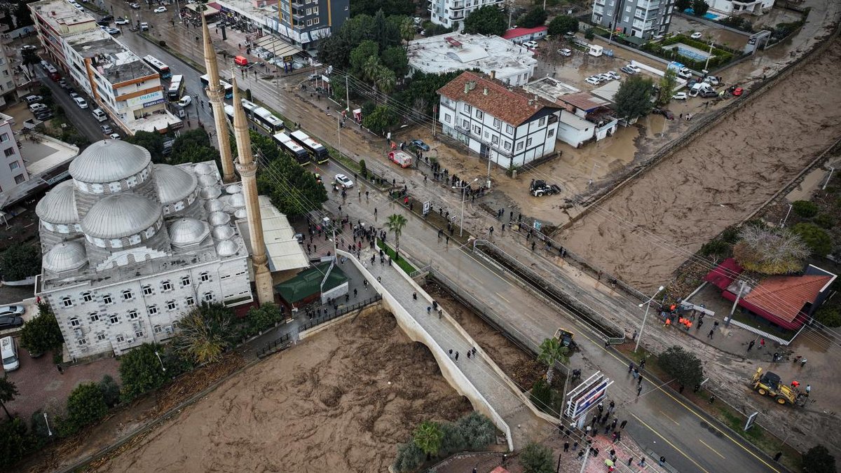 Mersin'de etkili sağanak yağış, sel felaketine yol açtı: Araçlar suya gömüldü.