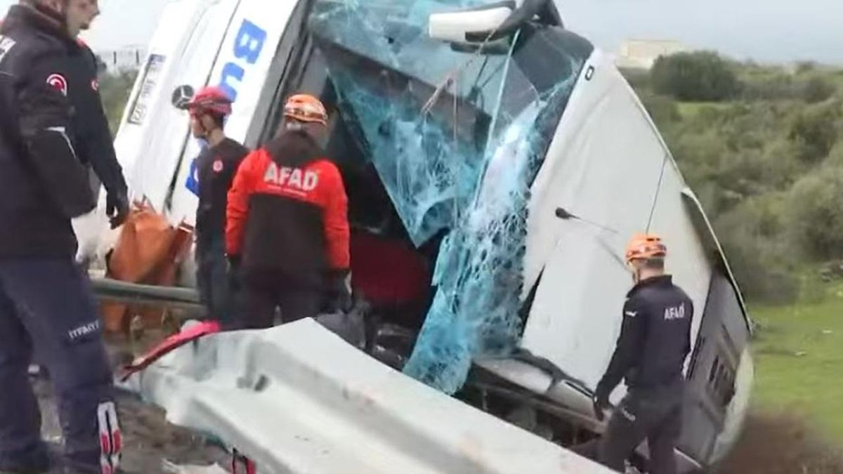 Antalya'da otobüsün devrilmesi sonucu 8: kişi hayatını kaybetti, 26 kişi yaralandı.