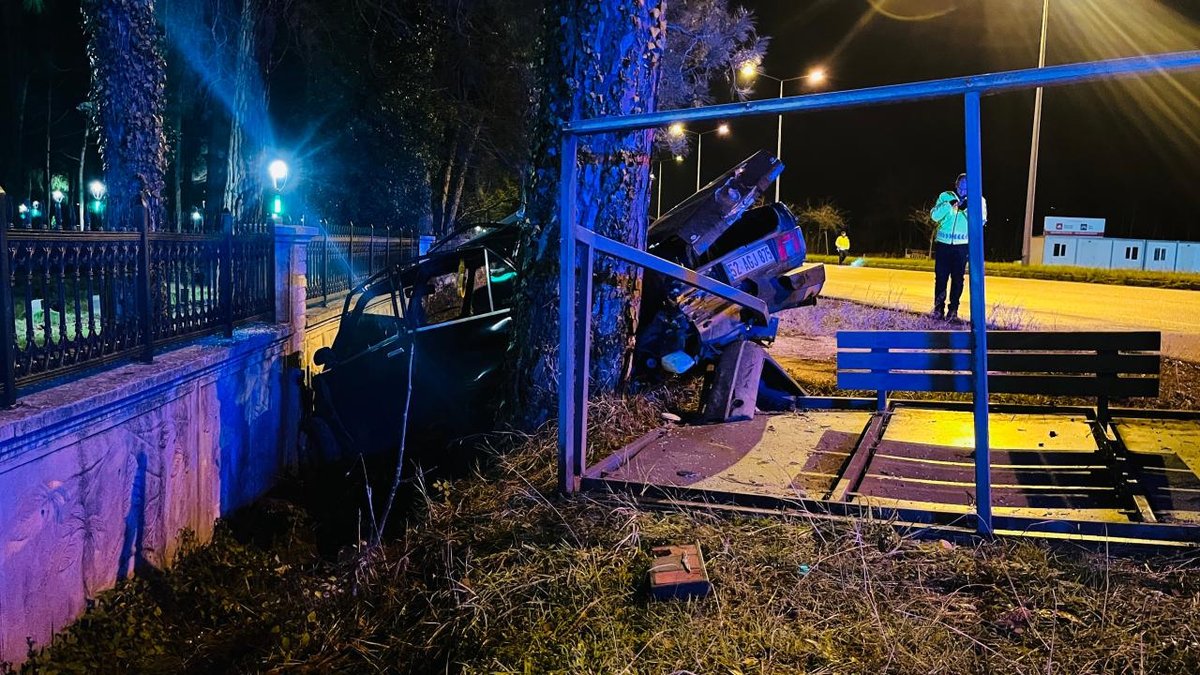 Samsun'da bir otomobil, otobüs durağına çarparak bir kişinin yaralanmasına neden oldu