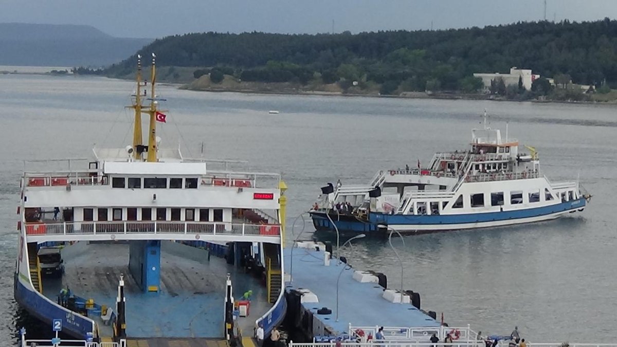 "Çanakkale'de fırtına nedeniyle feribot seferleri durduruldu"