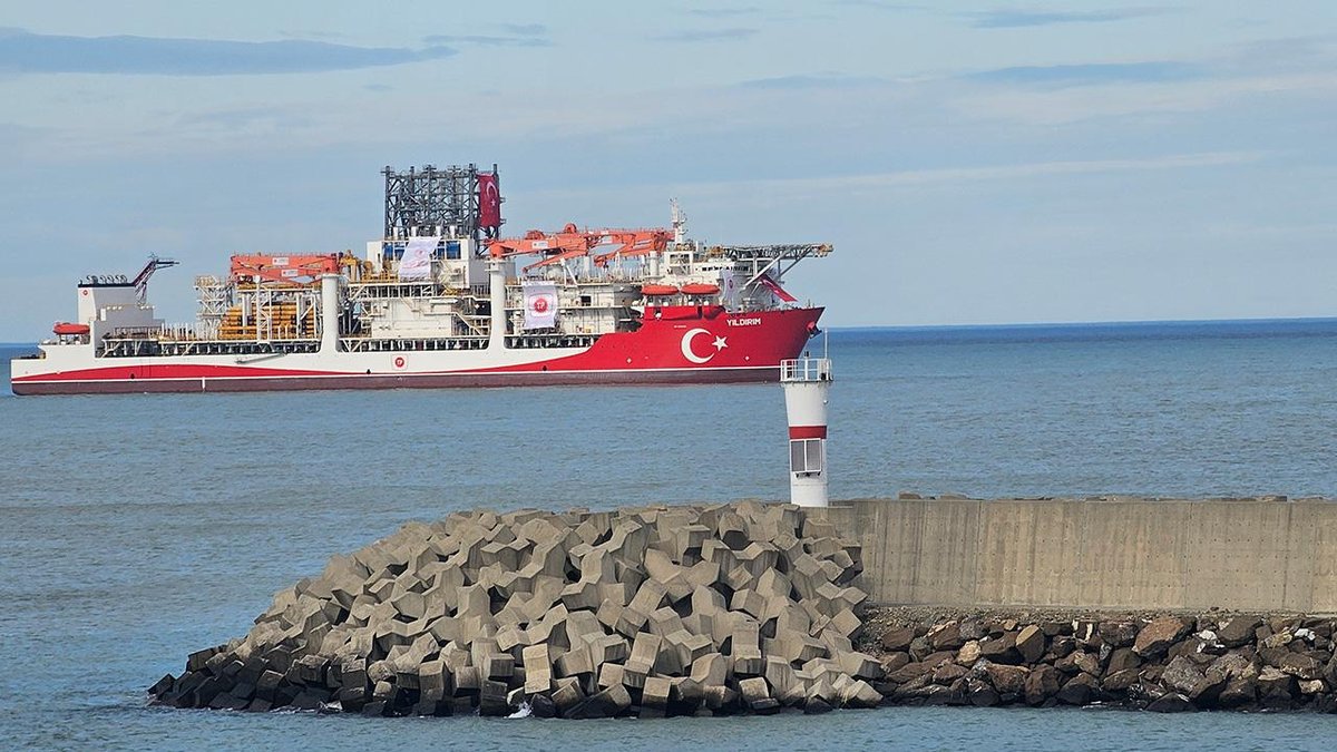 "Yıldırım Sondaj Gemisi, Filyos Limanı'na Demirledi"