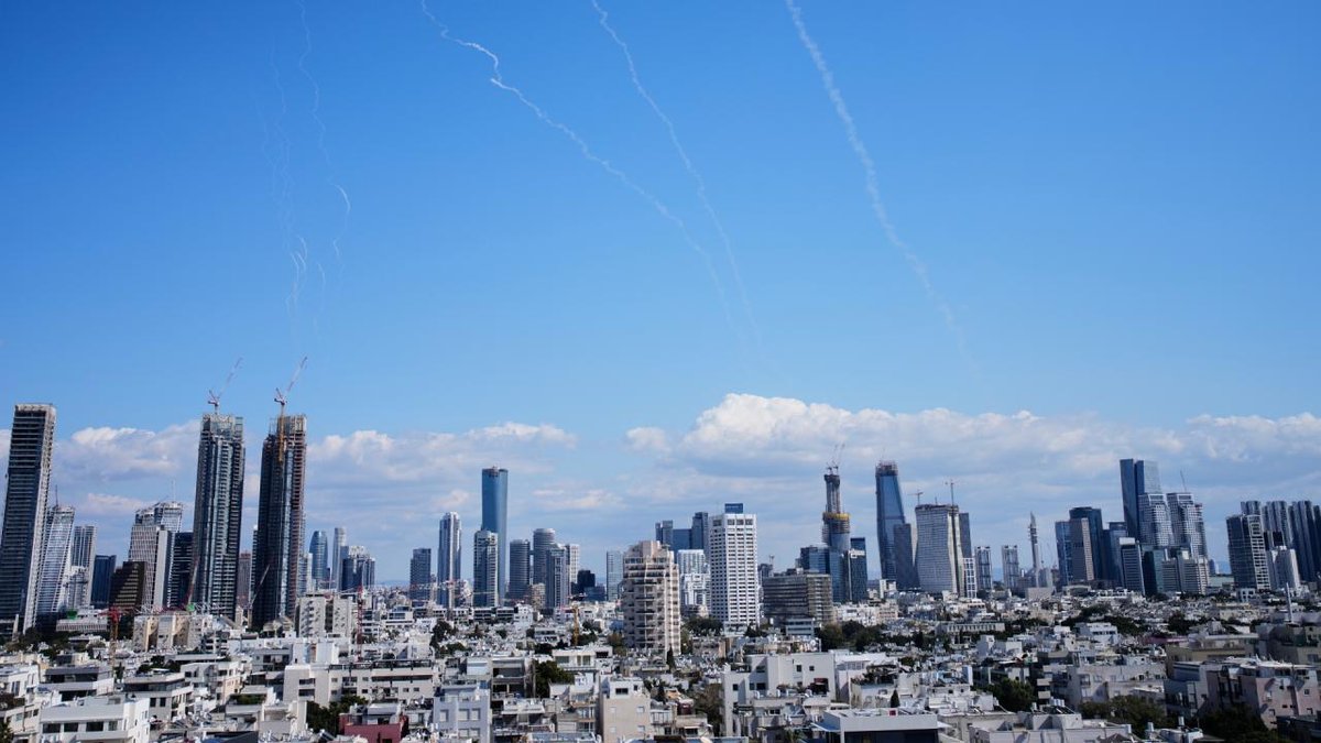 İran'dan bugün yapılan 7'inci dalga misillemede Tel Aviv yakınlarındaki bölgelere şarapneller düştü