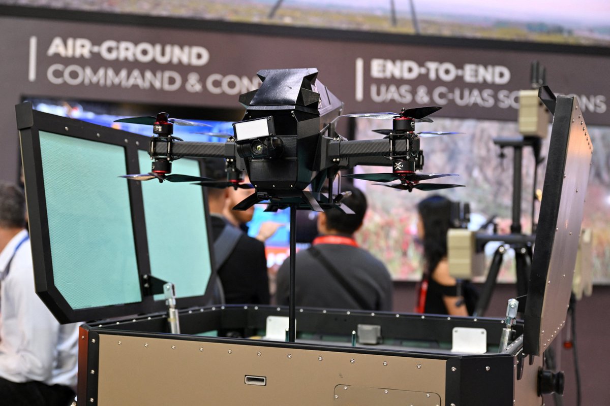 "Asya'nın en büyük havacılık etkinliğinde lazerler, jammer silahları ve mobil kuleler, drone karşıtı teknolojinin yükselişini gözler önüne seriyor"