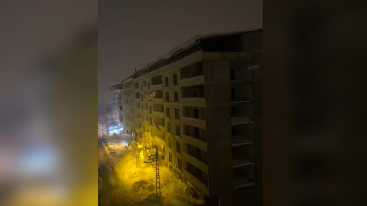 Hakkari'de çatılardan düşen kar: parçaları, enerji hatlarını etkiledi