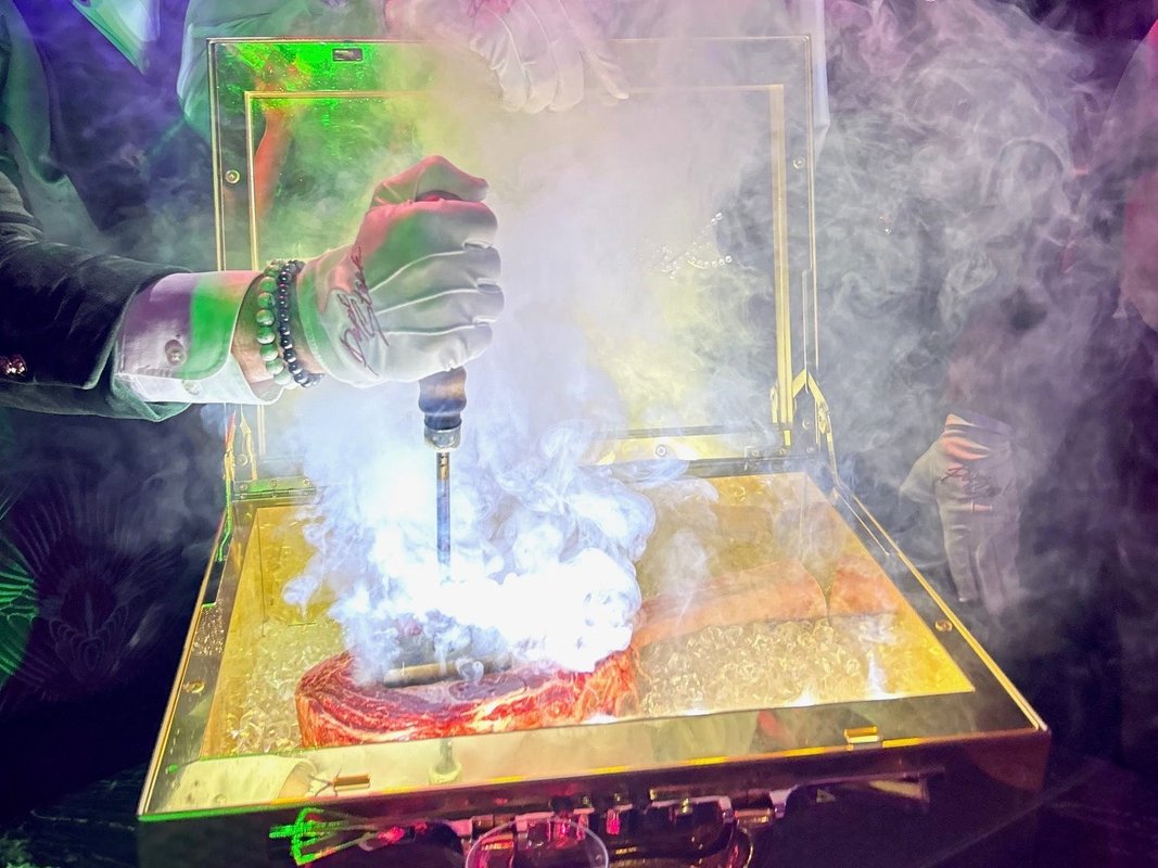 I tried a $1,000 steak at the Fontainebleau Las: Vegas hotel. It was the ultimate Sin City dining experience.