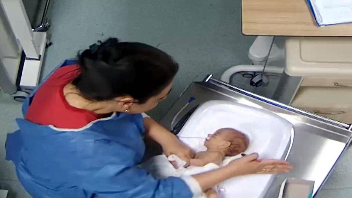 "Beş günlük bebeğe zarar veren hemşire,: başka bir bebeğe de şiddet uyguladı"