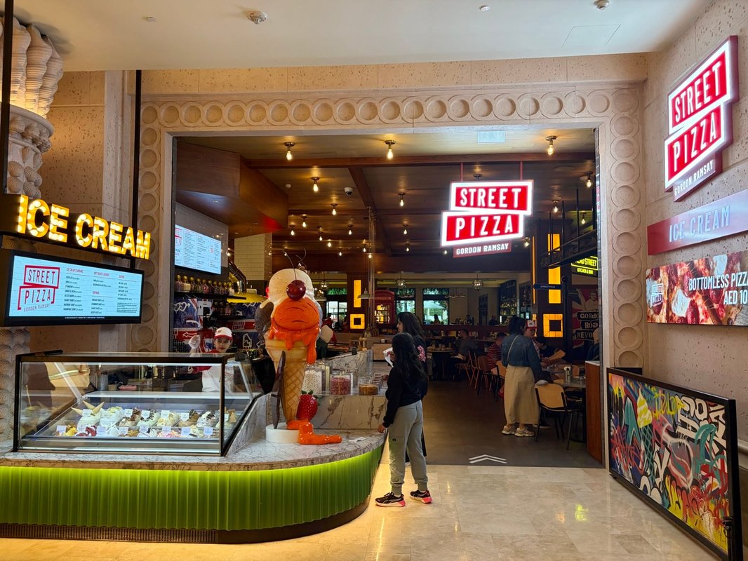 "İlk sınıf Dubai otelinde Gordon Ramsay'ın restoranında 29 dolara sınırsız pizza yedim, ancak 5 dilimle yetindim."