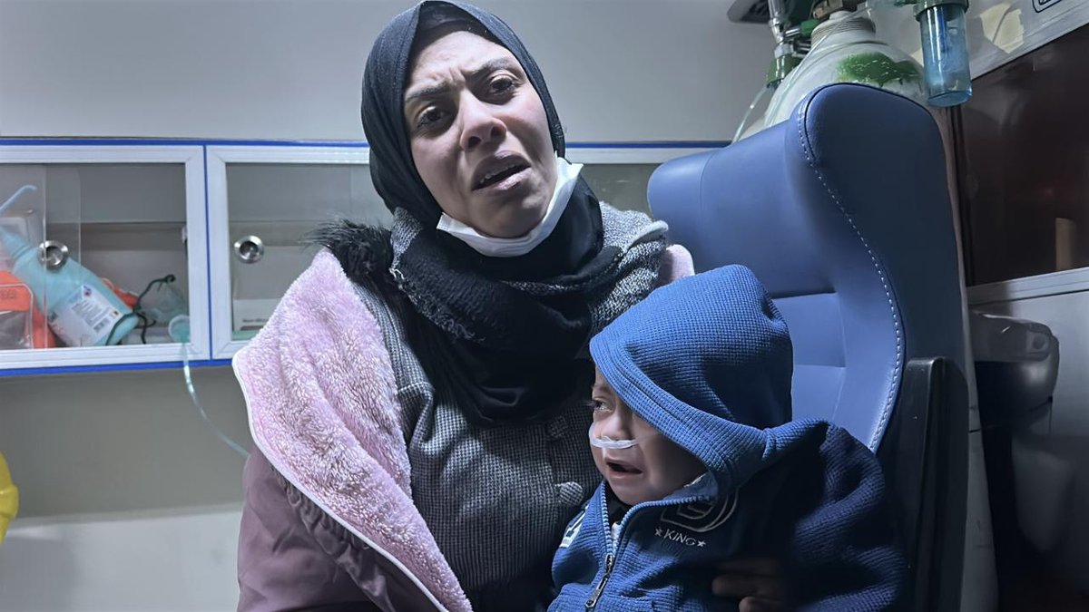 "İlaç eksikliği nedeniyle çocuğunu: yitiren Gazze'li aile, Türkiye'ye naklediliyor"