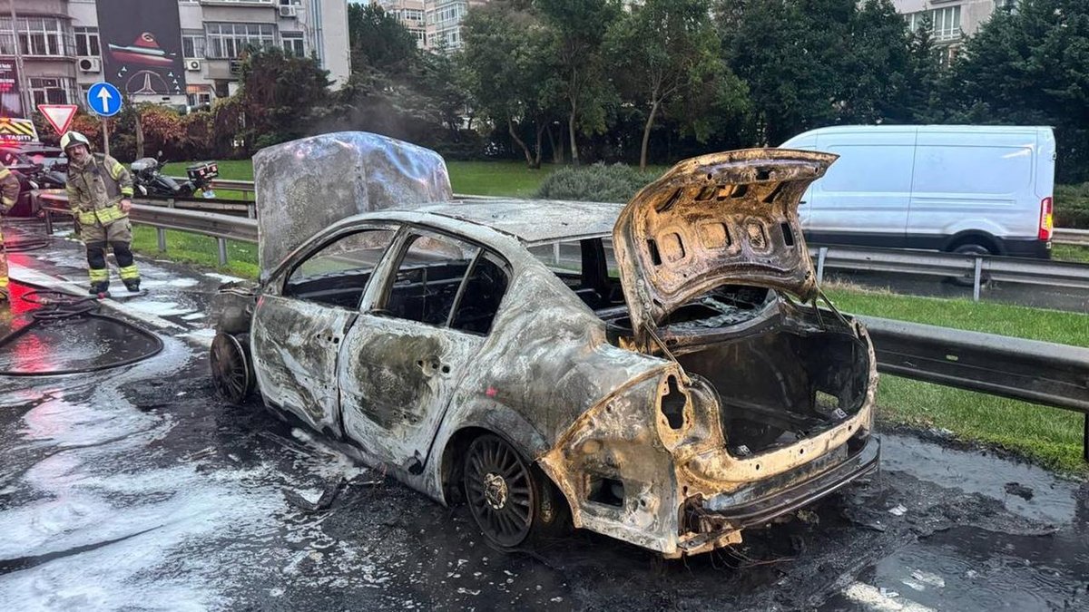 "Yolda ilerleyen otomobilde yangın çıktı, trafik kalabalıklaştı"