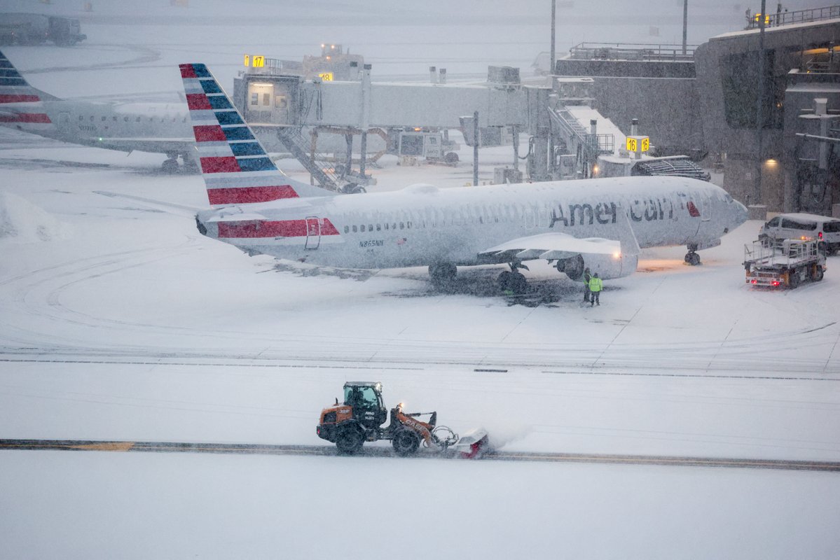 American Airlines, normal düzene dönüş için bazı kabin memurlarına iki kat ücret sunuyor.