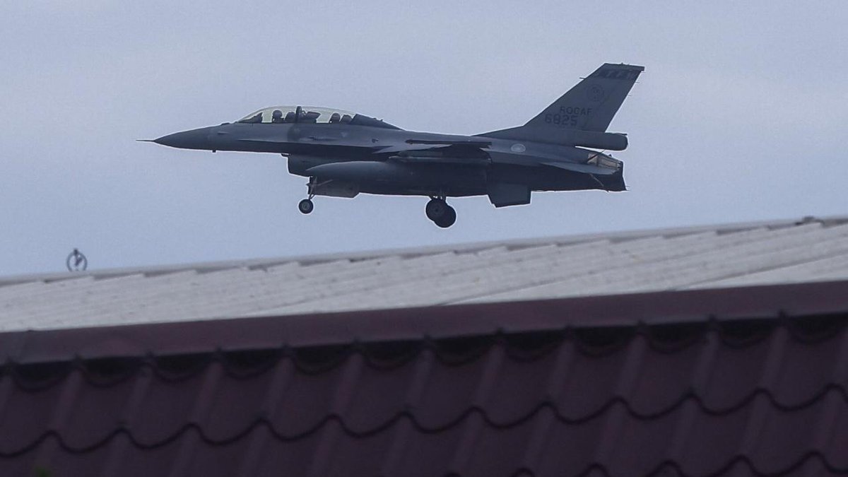 Tayvan'da F16 tipi savaş uçağı: eğitim seferi sırasında yere çakıldı
