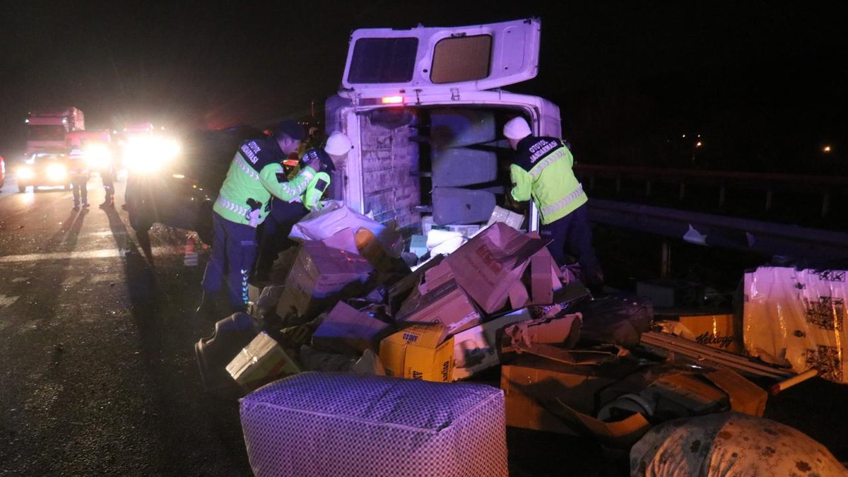 Sakarya'da otomobil ve minibüs çarpışması sonucu bir kişi hayatını kaybetti