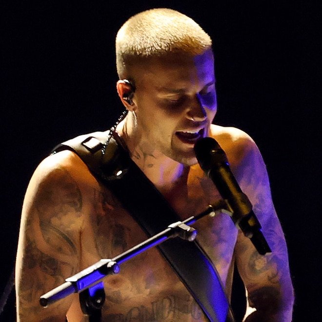 Justin Bieber, Grammy Sahnesine Dönerken Sadece Boxer Giydi