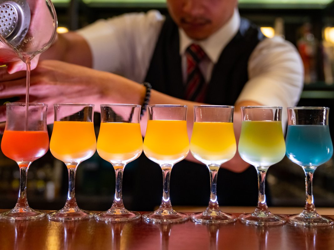 I've been a bartender for over a decade. Here: are 10 things I wish customers would stop doing.