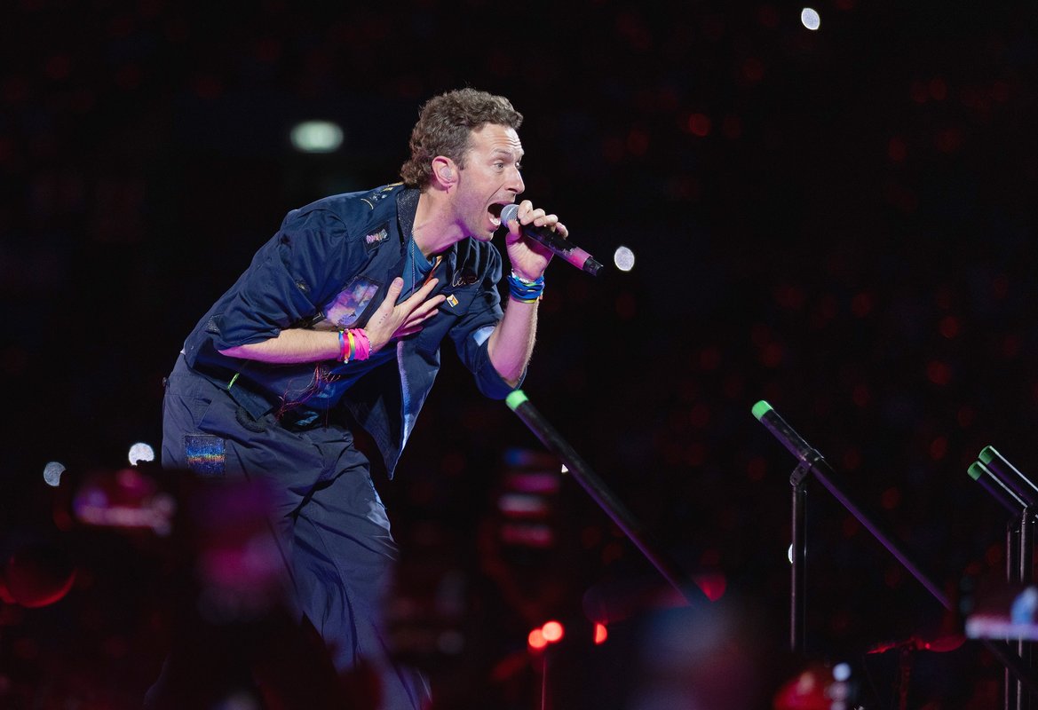Coldplay'in 'öpücük kamerası' videosu, internetin karanlık yönlerini ortaya çıkardı