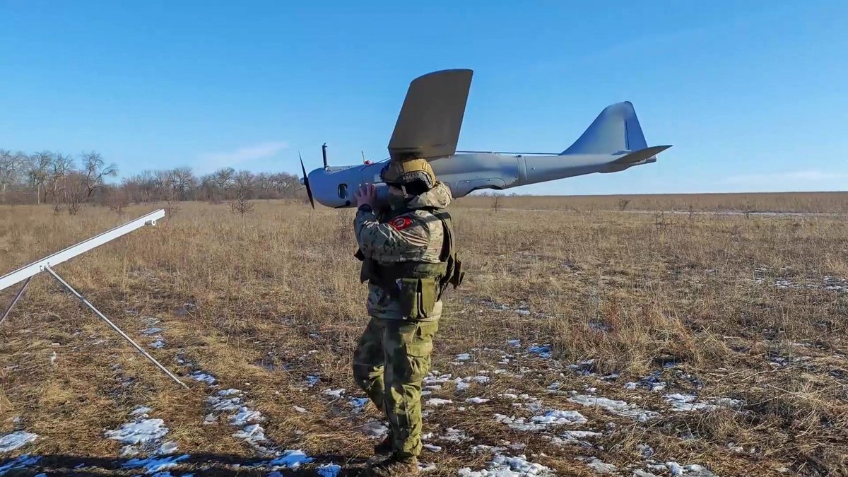 Russians turned a recon drone into an extended-range mothership for its FPV quadcopters
