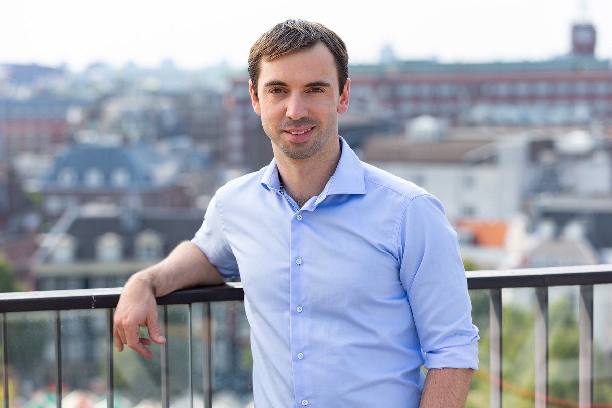 A top Booking.com exec: shares his go-to AI prompt