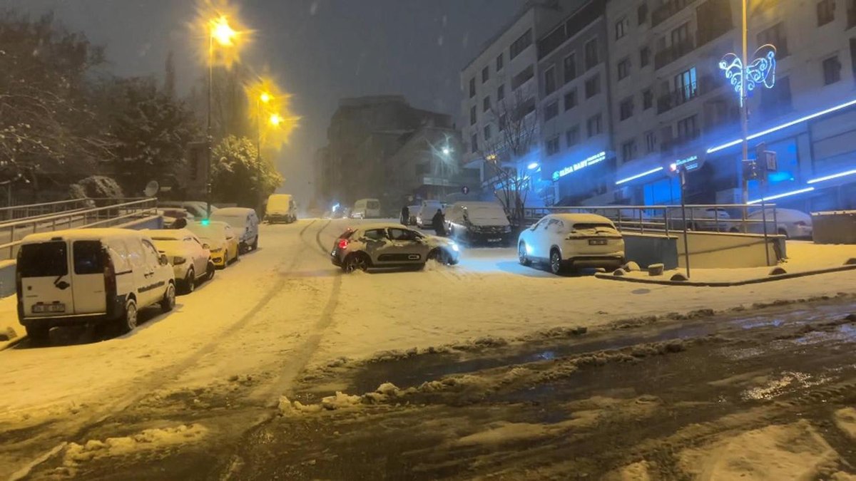 "İstanbul'da kar yağışı yoğunluğunu artırmaya başladı"