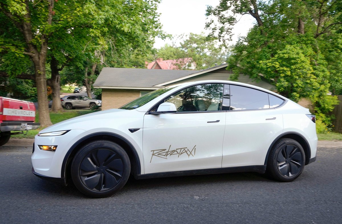 Tesla, 'Robotaksi' hizmetinde çalışacak fabrika işçileri ve satış personeli arıyor