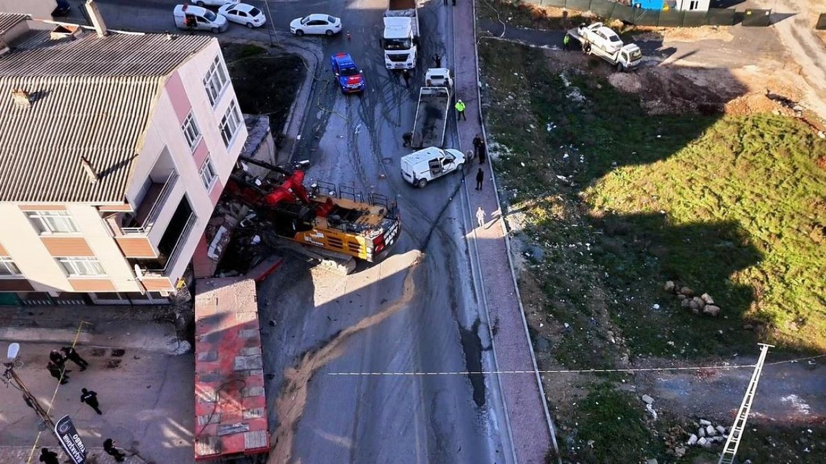 Başakşehir'de tırın çarptığı yapıda tahliye işlemi gerçekleştirildi