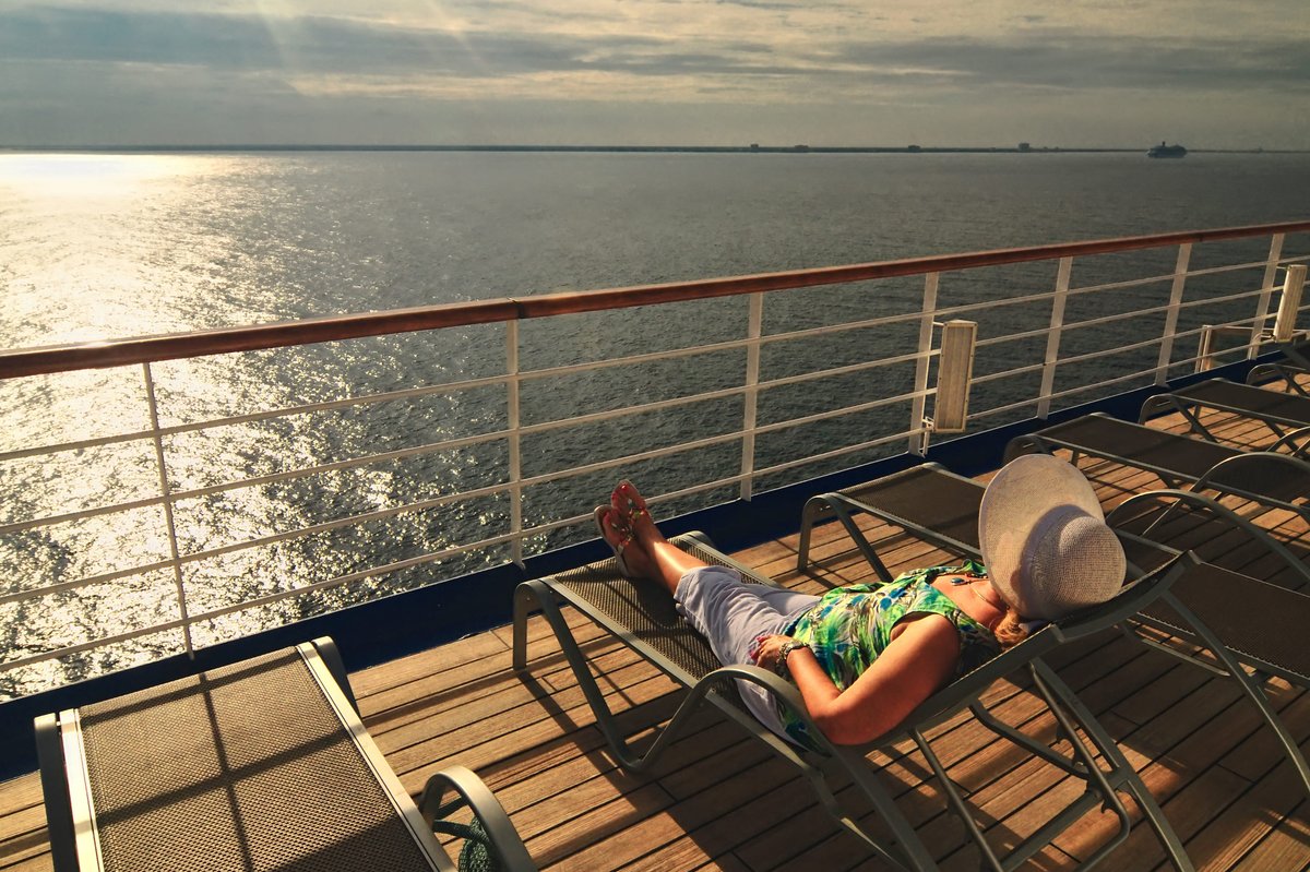 I've worked on cruise ships for years. Here are 6 things passengers should pack and 5 they shouldn't.