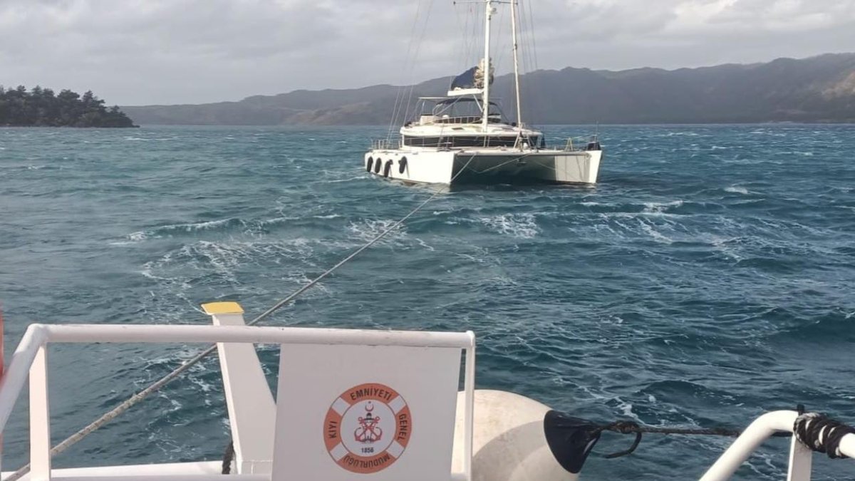 Marmaris'te suya kapılan katamaranda bulunan iki kişi kurtarıldı