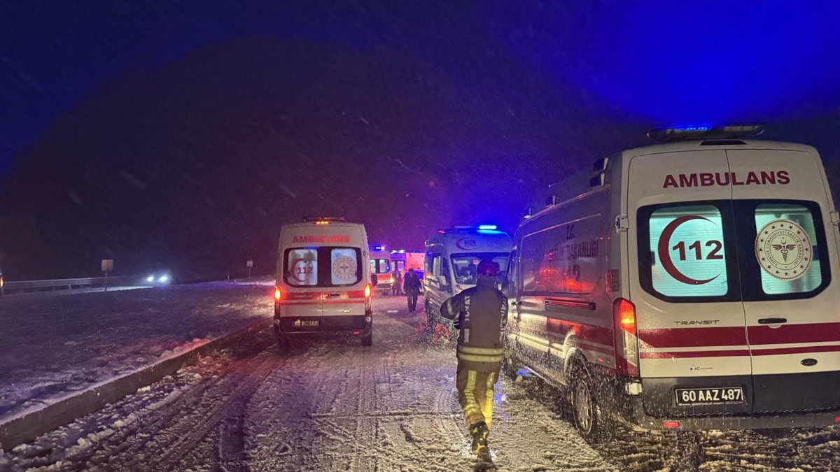 Tokat'ta yolcu otobüsüyle tırın karıştığı kazada 13 kişi yaralandı.