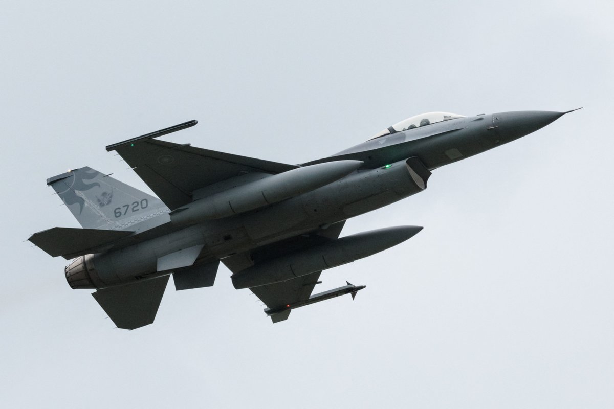 Tayvan'ın F-16 savaş uçakları, bir 'anormallik' nedeniyle: yere indirildi; bir uçak ve pilot kayboldu.