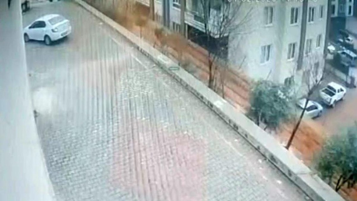 "Gaziantep'te bir yerleşim alanında destek duvarı yıkıldı: Anlar kamera kaydında"
