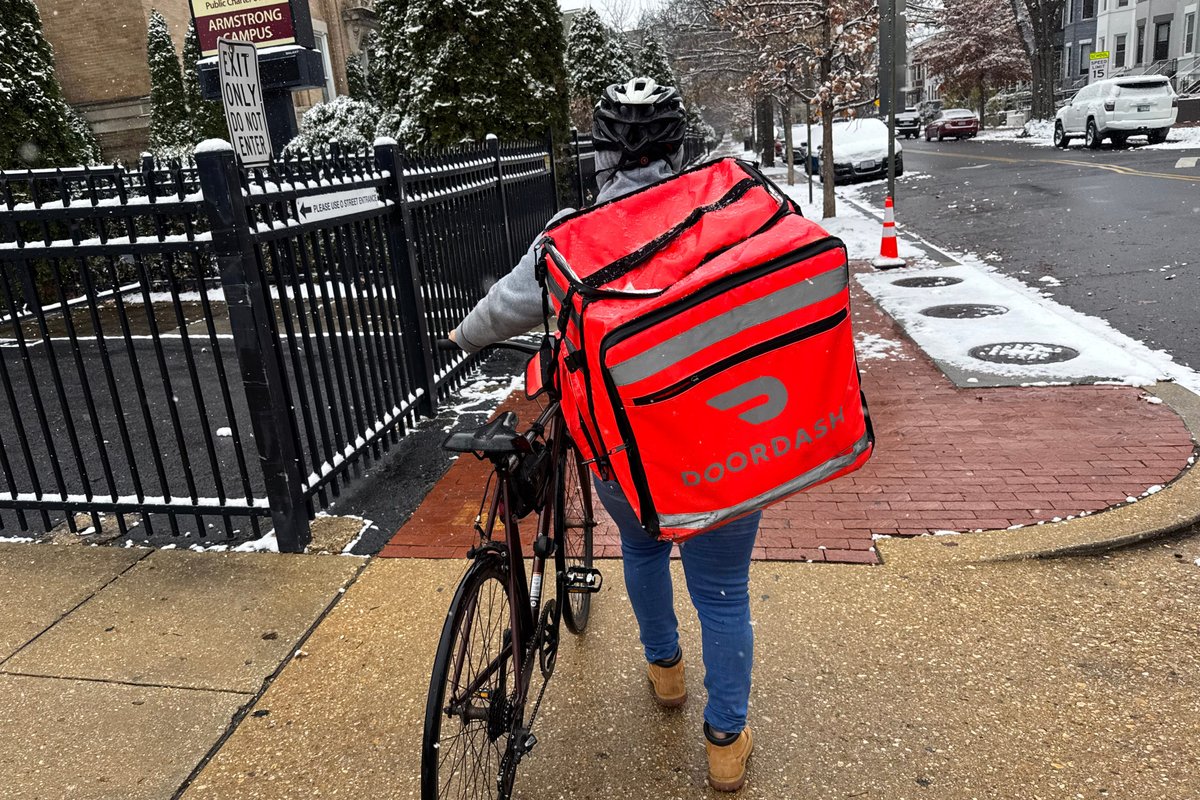 "New York'taki yeni bahşiş yasası, Uber Eats ve DoorDash çalışanlarına: yarar sağlayabilir; bununla birlikte şirketler bu durumun kendilerine zarar vereceğini düşünüyor."