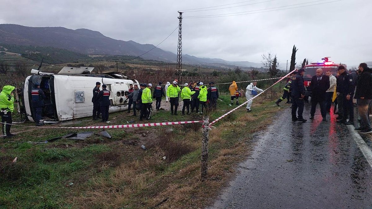"Kontrolden çıkan midibüs yolda devrildi: Bir kişi yaşamını yitirdi, 22 kişi yaralandı"