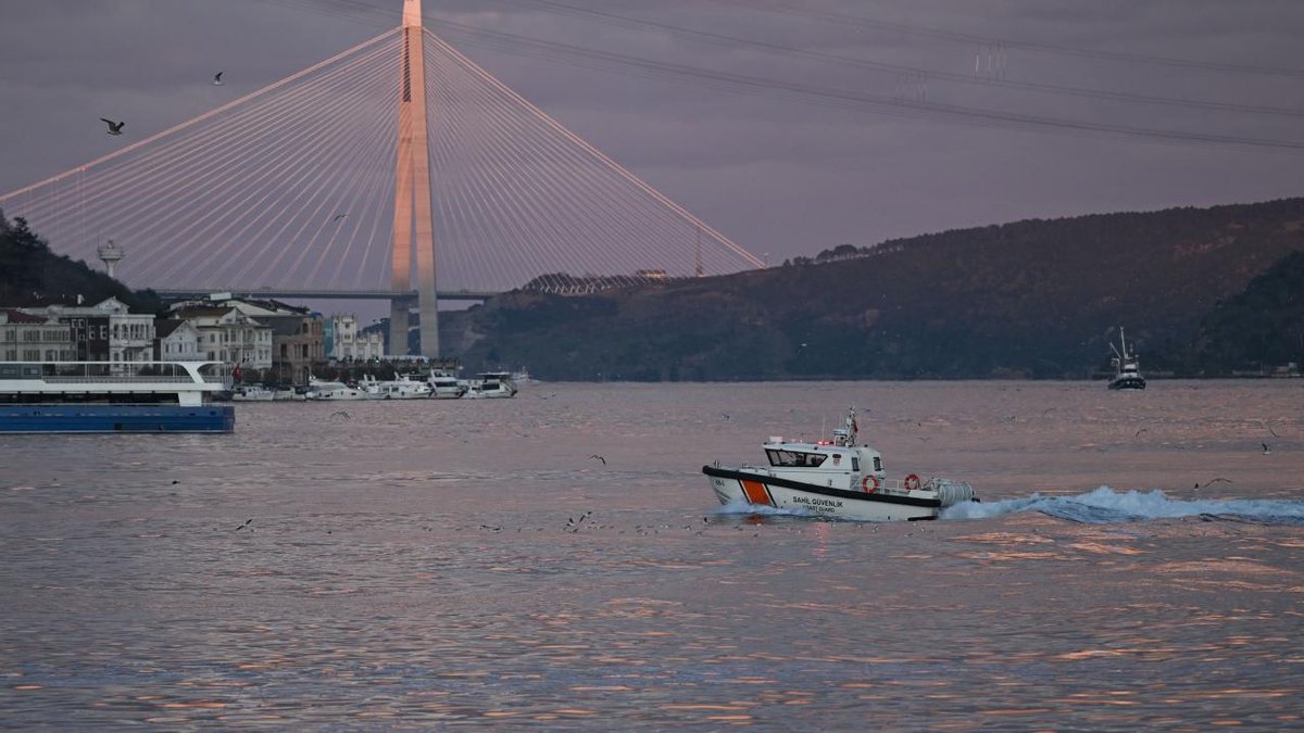 Marmara ve boğazlarda sahil güvenlik birimleri, görevde bulundukları alanlarda aktif olarak çalışmalarını sürdürüyor.