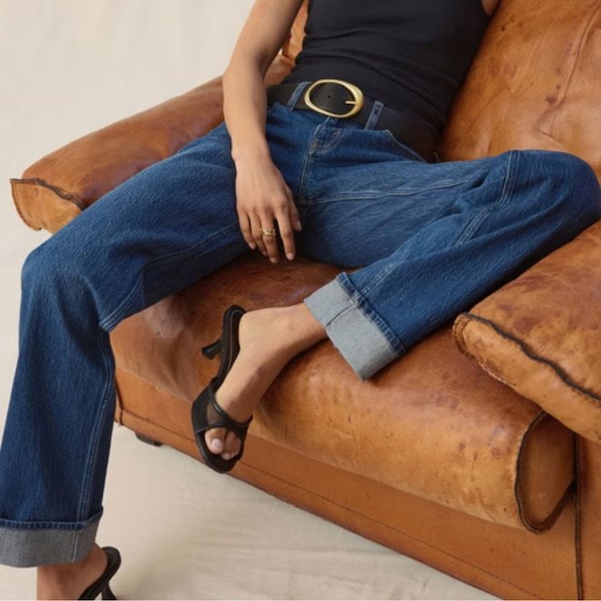 A&F'nin En Büyük Kot İndiriminde: Düşük Bel 90'lar Rahat ve Paçaları Kıvrılmış Jeanler 75 Dolar