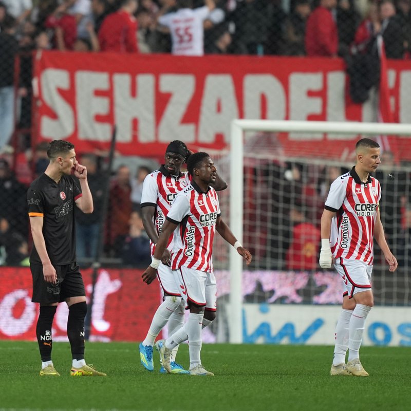 Aslan Samsun'da takıldı!