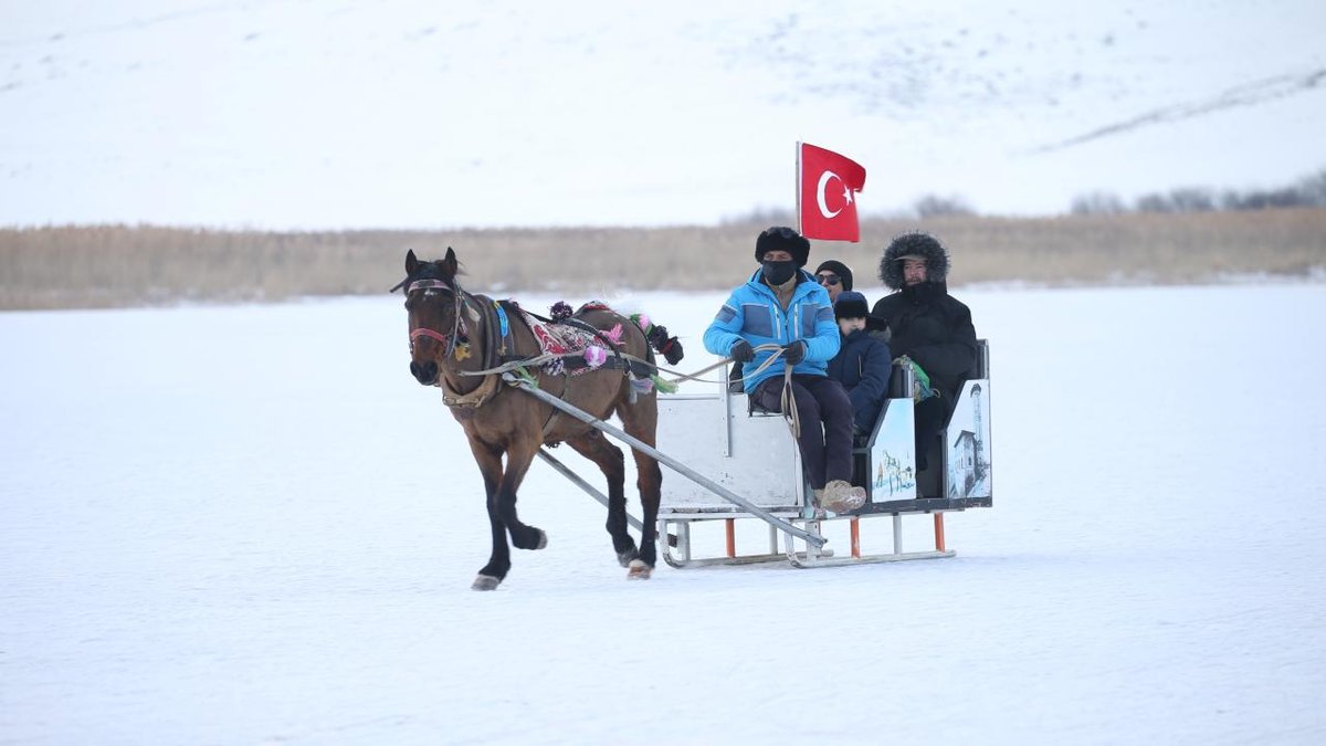 "Turistik Doğu Ekspresi pençesindeki yolcular, donmuş Çıldır Gölü'nde eğlencenin tadını çıkarıyor"