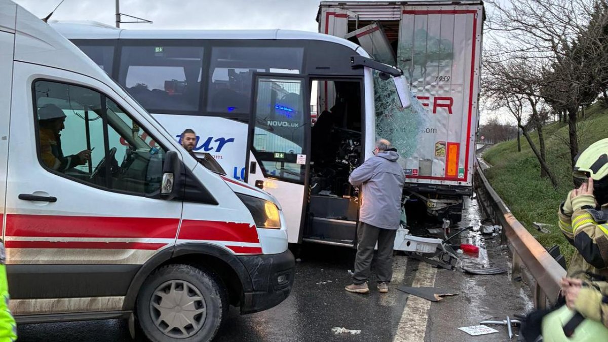 İstanbul'da midibüs, tıra çarparak 13 kişinin yaralanmasına neden oldu.