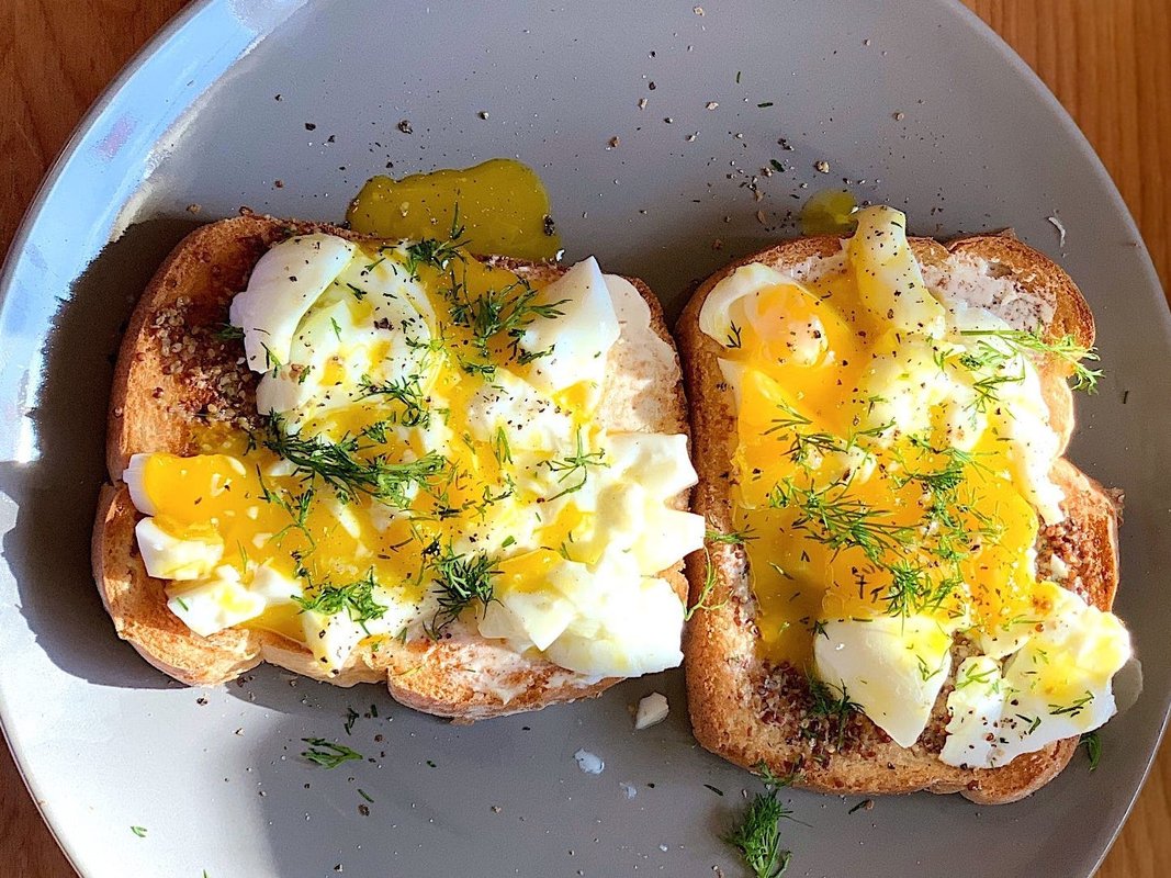 Ina Garten'ın ezilmiş yumurtalı tost tarifini denedim, kahvaltı tabaklarını hazırlamak sadece 15 dakika sürdü.