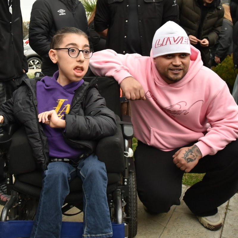 "Özel bireylerle bir araya geldi"