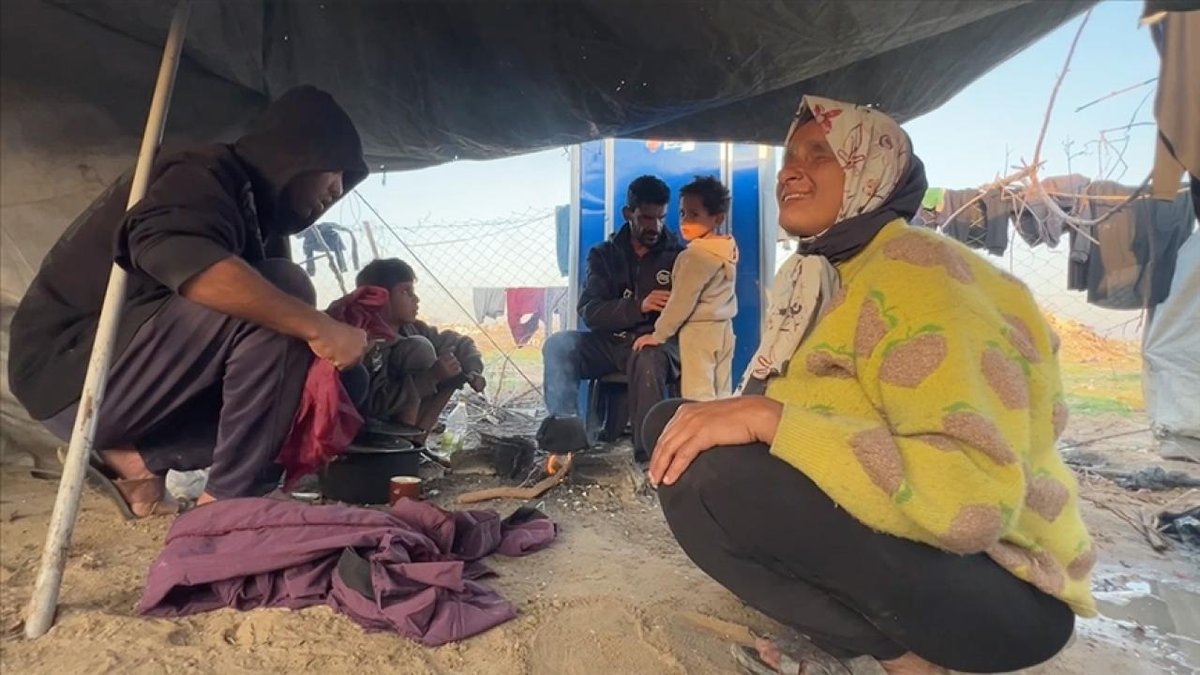 "Özürlü Filistinli ebeveynler, çadırda: çocuklarının desteğiyle hayata tutunmaya çabalıyor"