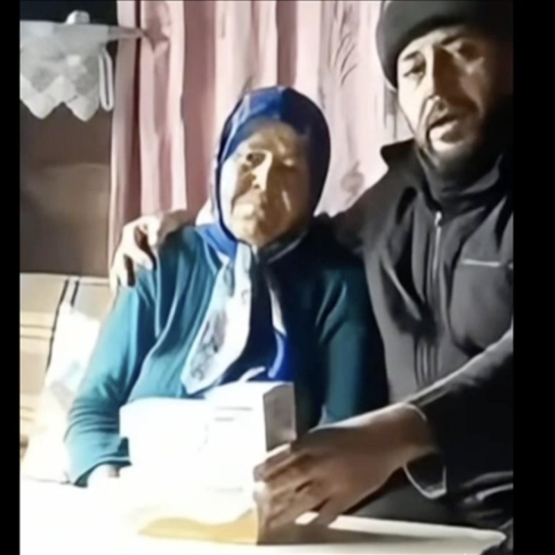 Kar nedeniyle ulaşımı engellenen köydeki hastaya ilaçlar ekipler tarafından getirildi.