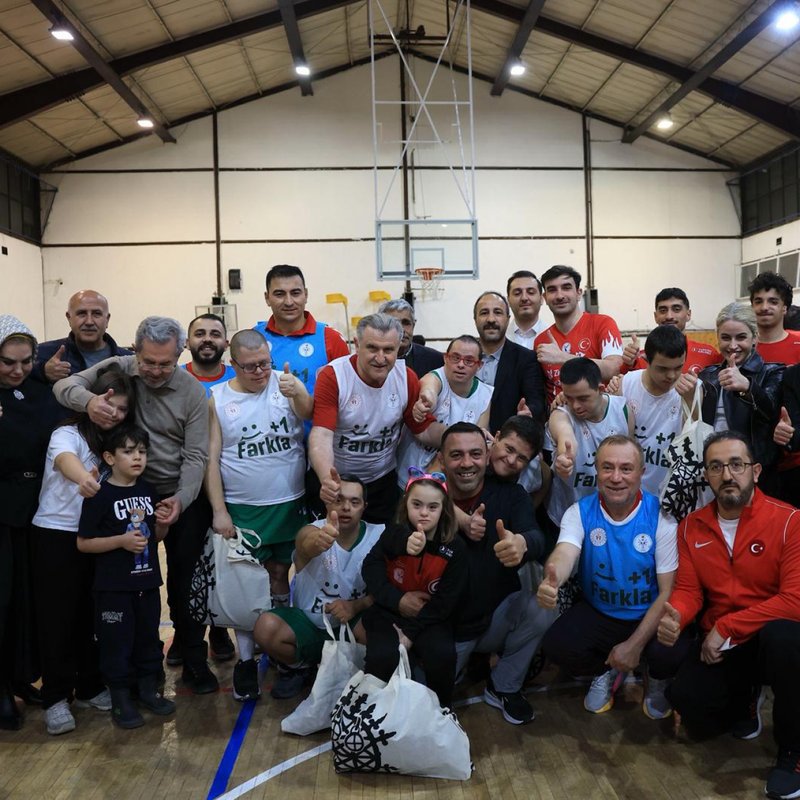 Bakan Bak, down: sendromlu sporcularla maç yaptı