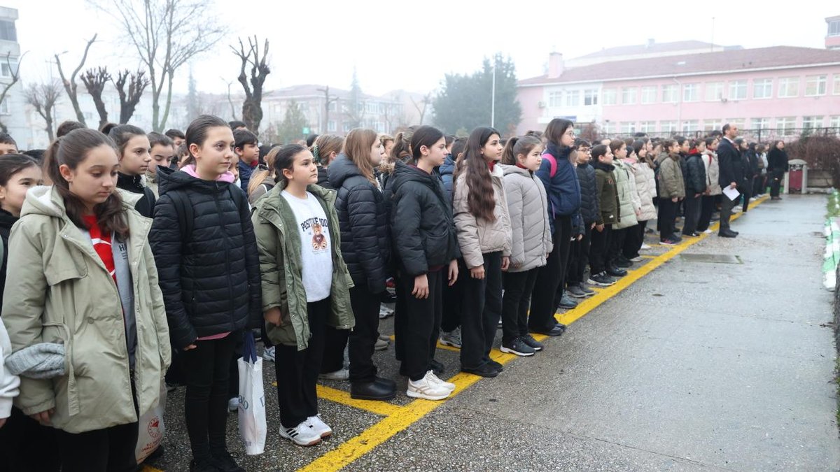 "Okullarda 6 Şubat depremlerinde yaşamını yitirenler anısına saygı duruşu yapıldı"