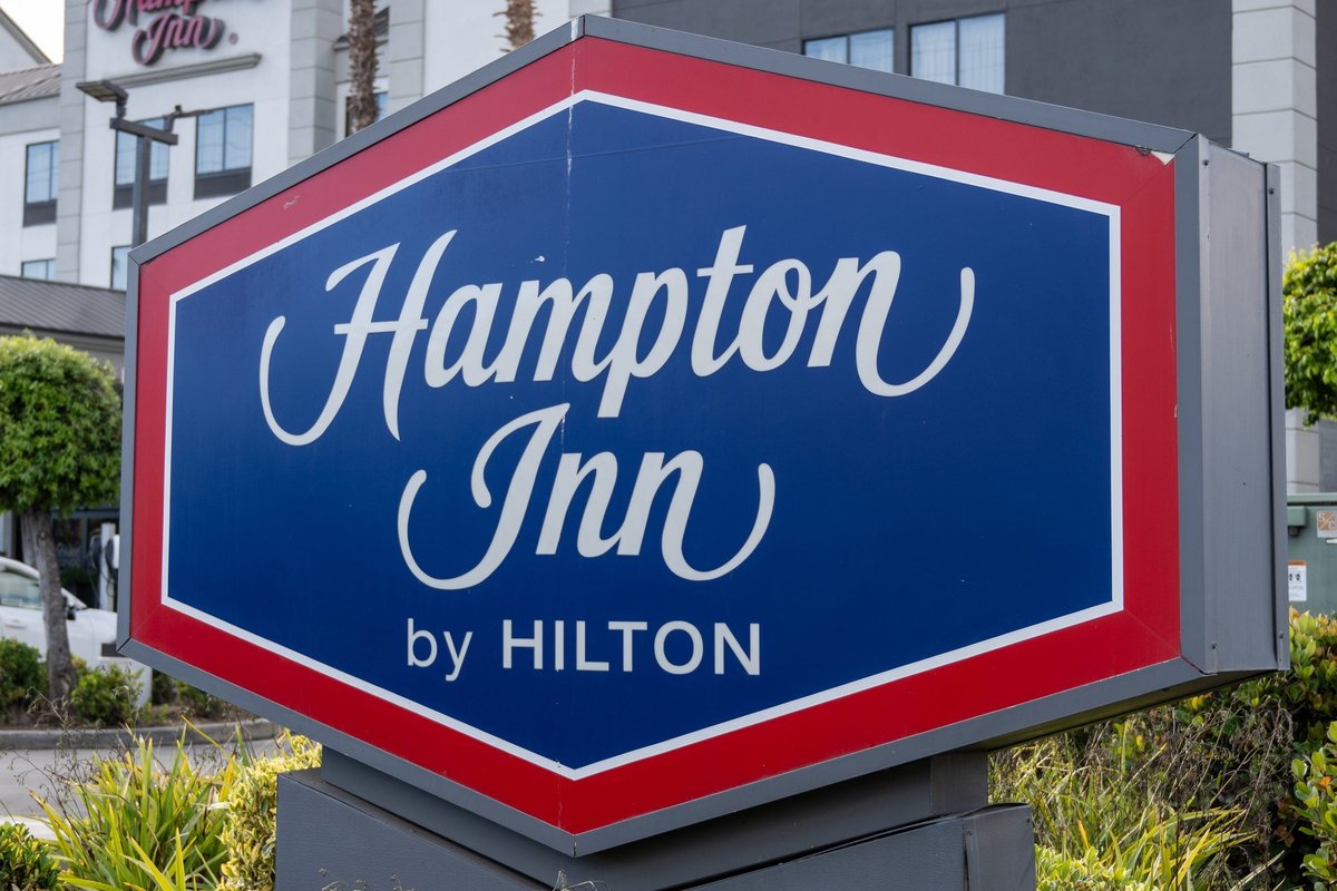 DHS, Hilton'a yönelik eleştiride bulundu; ICE ajanlarının rezervasyonları Hampton Inn'de iptal edildi.