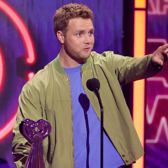 Alex Warren Reacts to iHeartRadio Award Win After Show Cuts Off Speech