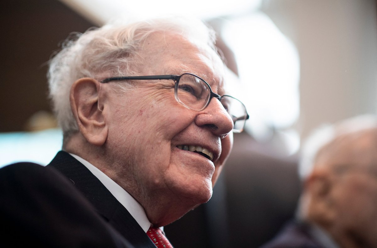 Why Warren Buffett's cash pile and Michael Burry's AI doubts make sense in this market