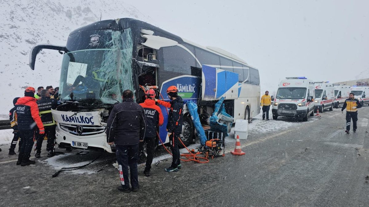 "Erzincan'da bir yolcu otobüsü kamyona çarptı"