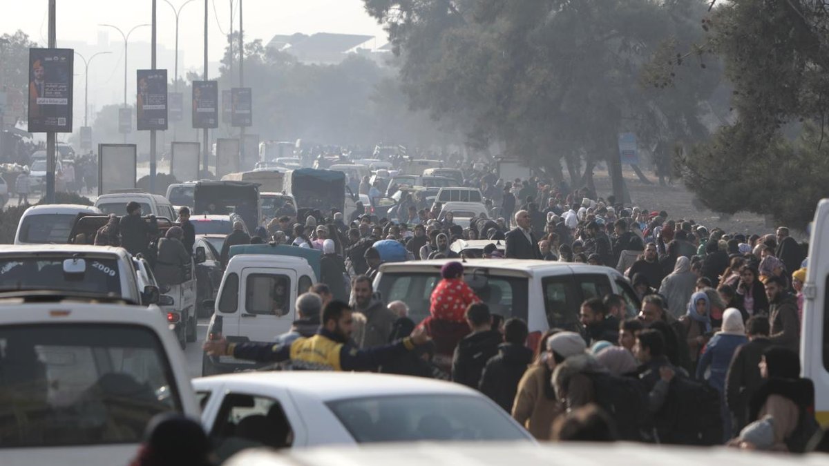 Halep’te sivil halkın güvenli bir şekilde geçiş yapabilmesi: amacıyla iki insani geçidin tekrar faaliyete geçtiği bildirildi.