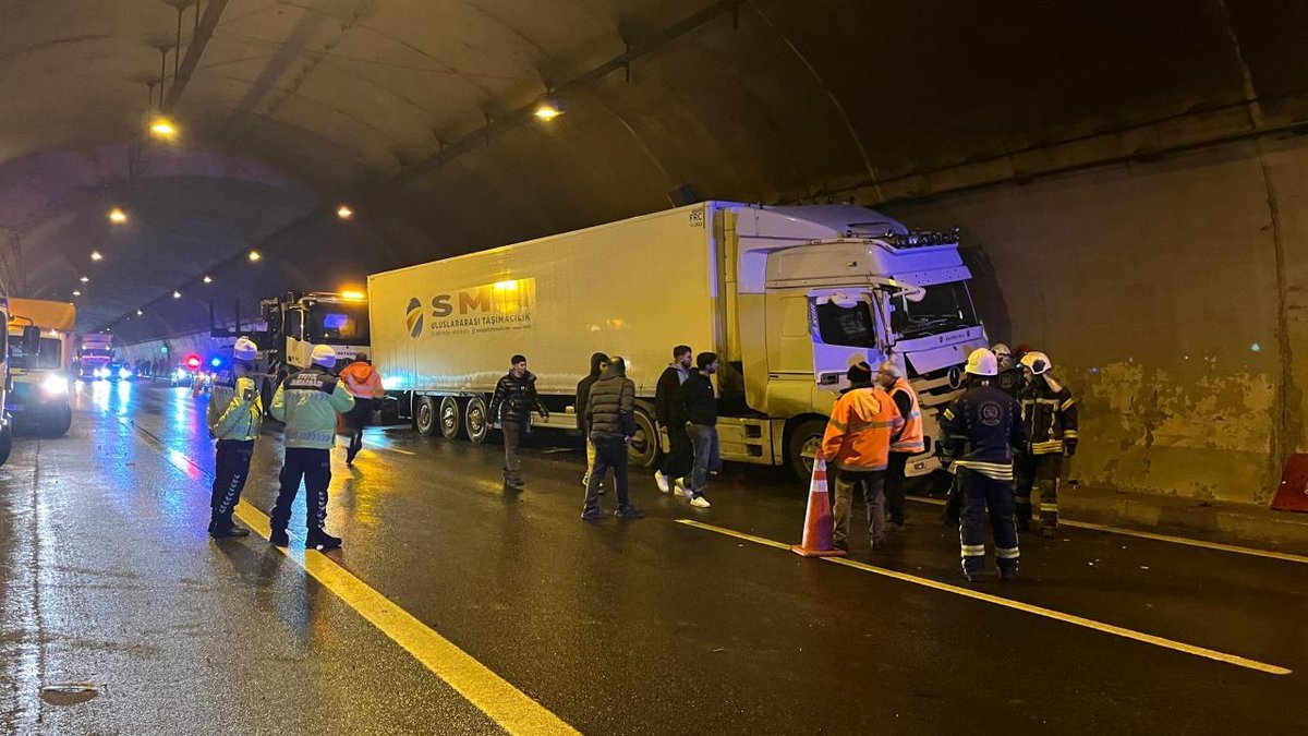 Kocaeli'de Anadolu Otoyolu'nda meydana gelen kaza, trafiği olumsuz etkiledi